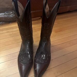 Western style men’s boot. Good condition. Small signs of wear.
